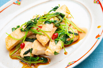 カジキと三つ葉の唐辛子炒め