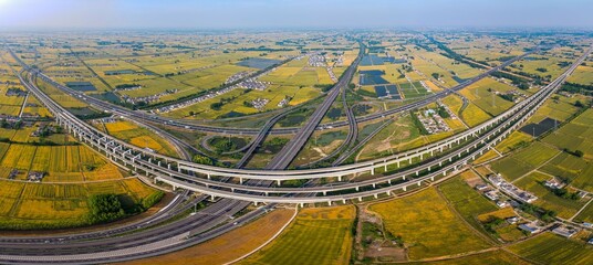Huai 'an, Jiangsu, China: A golden wheat harvest is in sight

On May 25, 2024, the countryside of Huaian District in Huai 'an city, Jiangsu province, turned yellow. Overlooking the vast yellow and gre
