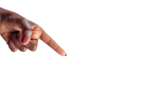 Mano de mujer negra señalando con el dedo indice hacia abajo sobre un fondo blanco. Mano de persona señalando