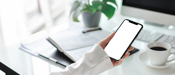 デスクでスマートフォンを使う女性、透過PNG,モックアップ