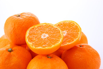 丸ごとみかんと断面　白背景