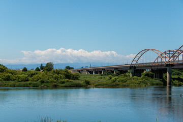 利根川にかかる大橋と白い雲