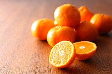 丸ごとみかんと断面　木目背景