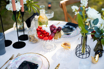 romantic wedding table setting with flowers