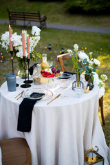 romantic wedding table setting with flowers