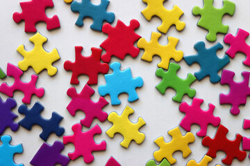 Obraz premium Colorful jigsaw puzzle pieces on white background. Flat lay.
