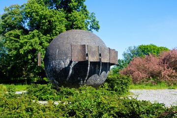 Kulisty zegar słoneczny, gnomon, Toruń, Polska. Spherical sundial in Torun, Poland
