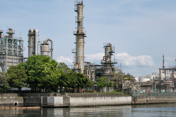 海沿いにある京浜工業地帯の工場プラント