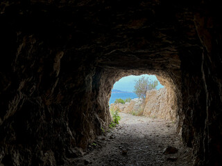 Tunnel sur le chemin des douaniers dans les calanques de la c&ocirc;te Bleue