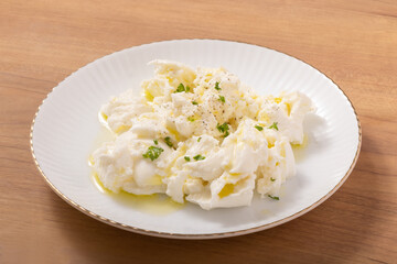 ちぎりモッツァレラチーズのオリーブオイルかけ