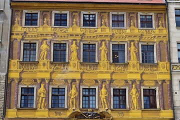 Wunderschöne Fresken an einer Fassade in Wrocław, Polen