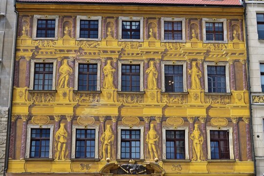 Wundersch&ouml;ne Fresken an einer Fassade in Wrocław, Polen