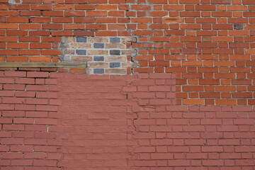 Raccord de briques sur un mur en briques rouges