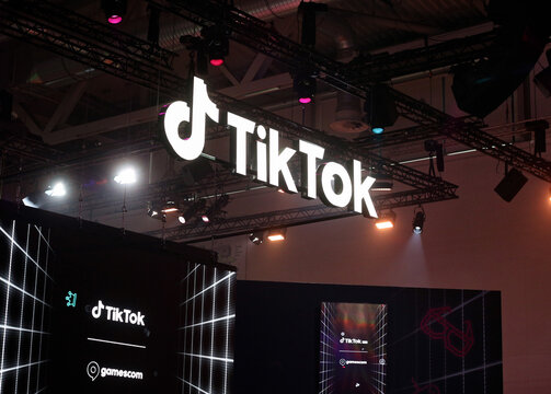 27.08.2022, Spielemesse gamescom in K&ouml;ln. Logo am Stand von TikTok.