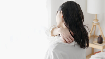 乾燥肌で悩む女性 © mapo