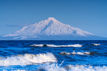 海越しの冠雪した利尻富士　冬の絶景