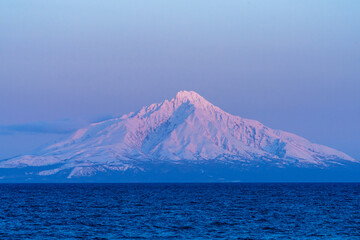海越しの冠雪した利尻富士　冬の絶景
