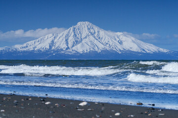 海越しの冠雪した利尻富士　冬の絶景