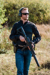 A man with a machine gun learns to shoot at a shooting range