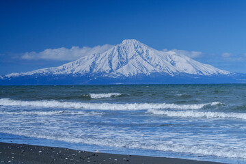 海越しの冠雪した利尻富士　冬の絶景