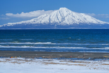 海越しの冠雪した利尻富士　冬の絶景