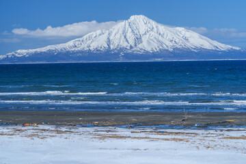 海越しの冠雪した利尻富士　冬の絶景