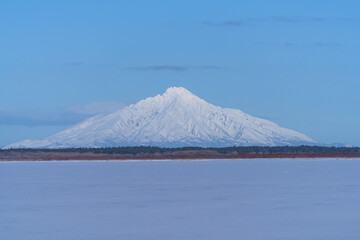 サロベツ原野 雪原のパンケ沼からの利尻富士　冬の北海道の絶景