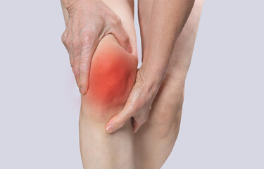 퇴행성 관절염으로 인한 통증으로 무릎을 잡고 있는 손