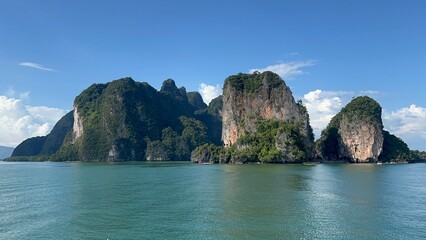 Fototapeta premium Stunning limestone cliffs in clear water