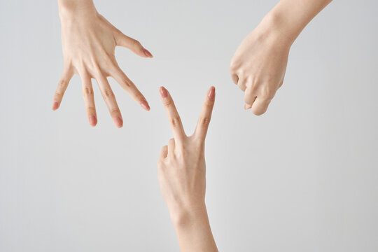 じゃんけんをする手元