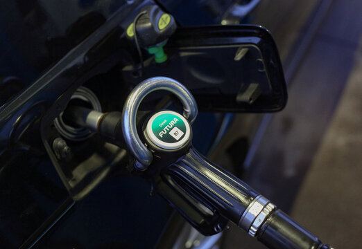 01.12.2022, Neue Futura-Kraftstoffe an einer Aral-Tankstelle in D&uuml;sseldorf. Zapfpistole mit &bdquo;Futura Diesel&ldquo;, der laut Herstellerangaben 25% weniger CO2 verursacht.