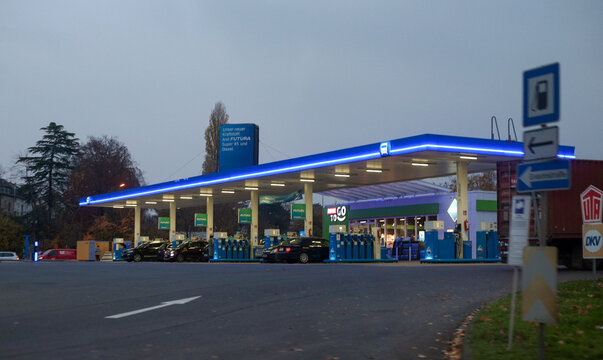 01.12.2022, Neue Futura-Kraftstoffe an einer Aral-Tankstelle in D&uuml;sseldorf. Totale der Tankstelle mit Werbung f&uuml;r die Futura-Kraftstoffe auf dem Dach und &uuml;ber den Zapfs&auml;ulen.