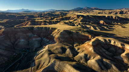 Merveilleux reliefs striés de couleurs chaudes et teintés d'ombres progressives au coucher du soleil. Dubois, Wyoming.