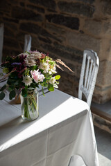 décor florale dans une salle de réception de mariage