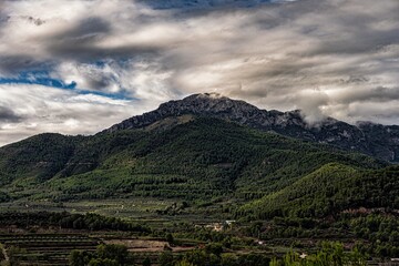 Obraz premium the mountains are covered with grass and a few clouds above it
