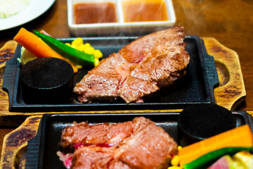 鉄板でステーキを焼く