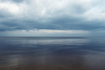 Obraz premium Lake Ladoga by cloud day.