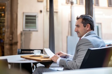 Obraz premium businessman working on laptop in office