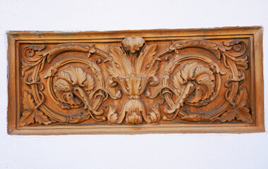 Relief aus Holz an Gebäude