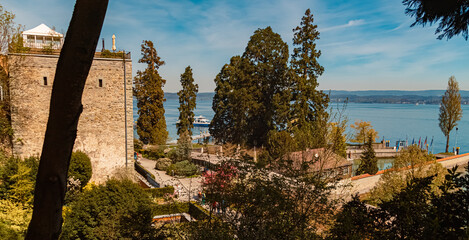 Obraz premium Beautiful spring view at Mainau island, Lake Bodensee, Baden-Wuerttemberg, Germany