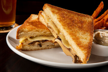 sandwich of fungis and cheese with sauce and sweet potatoes © Ricardo Canino