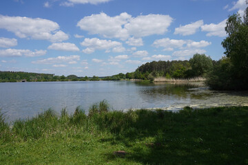 Blick auf den Rothsee in der Nähe von Nürnberg in Bayern in Deutschland