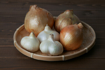 生のにんにく 玉ねぎ 木のテーブル