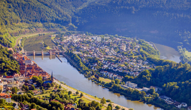 Luftaufnahme der Stadt Hirschhorn am Neckar im UNESCO-Global-Geopark Bergstra&szlig;e-Odenwald, Hessen, Bergstra&szlig;e, Odenwald, S&uuml;ddeutschland, Deutschland, Europa.