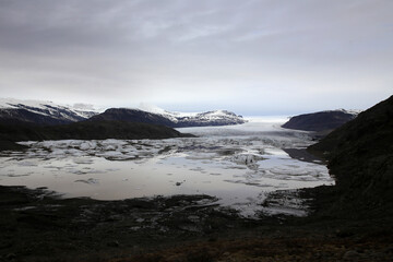 Landschaftsbild auf Island am Hoffelsjökull, Gletschersee