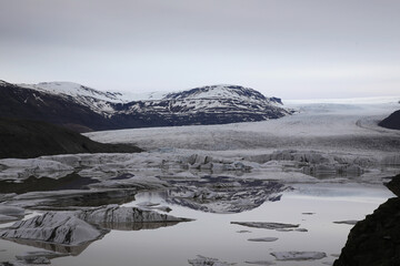 Landschaftsbild auf Island am Hoffelsjökull, Gletschersee
