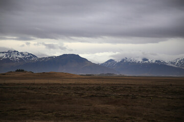 Landschaftsbild auf Island, Im Hintergrund ein Gletscher