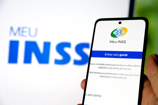 Aplicativo INSS do governo para aposentados no Brasil, na tela de um celular e fundo desfocado.