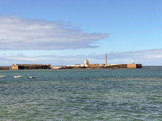 Costa de la ciudad de C&aacute;diz con sus castillos. Andaluc&iacute;a, Espa&ntilde;a. 