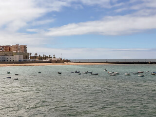 Costa de la ciudad de Cádiz con sus castillos. Andalucía, España. 
